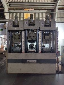 MÁQUINA DE INJEÇÃO 3 POSTOS MAINGROUP PISTÃO