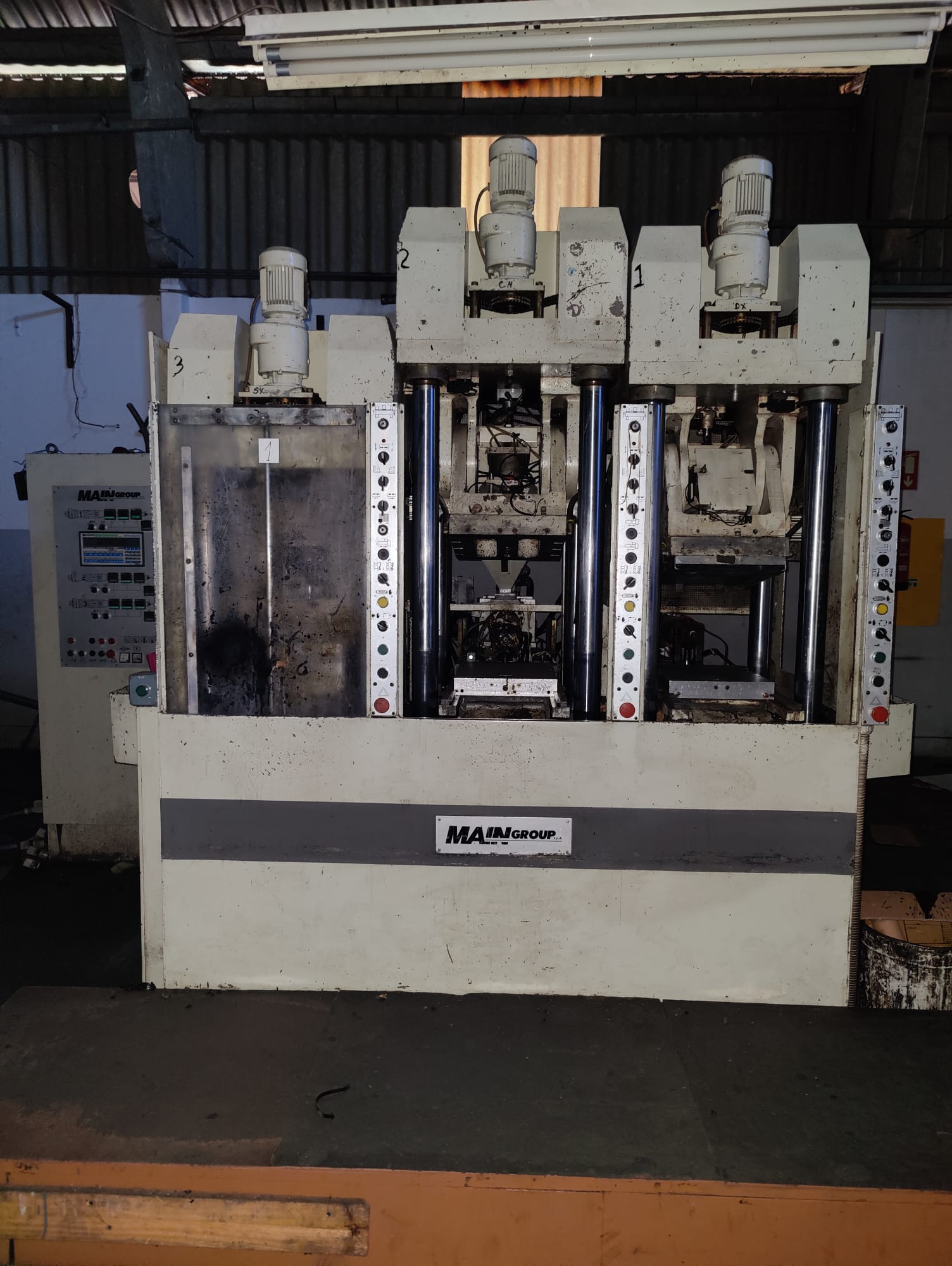 MÁQUINA DE INJEÇÃO 3 POSTOS MAINGROUP PISTÃO - JFROSMAQ